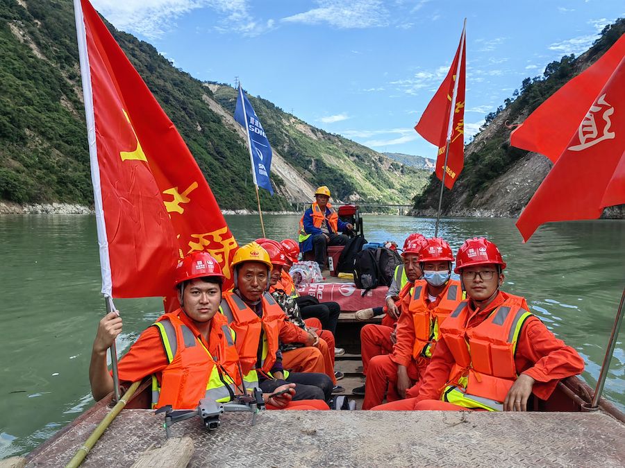 包含四川队连续取胜，勇往直前建功立业的词条
