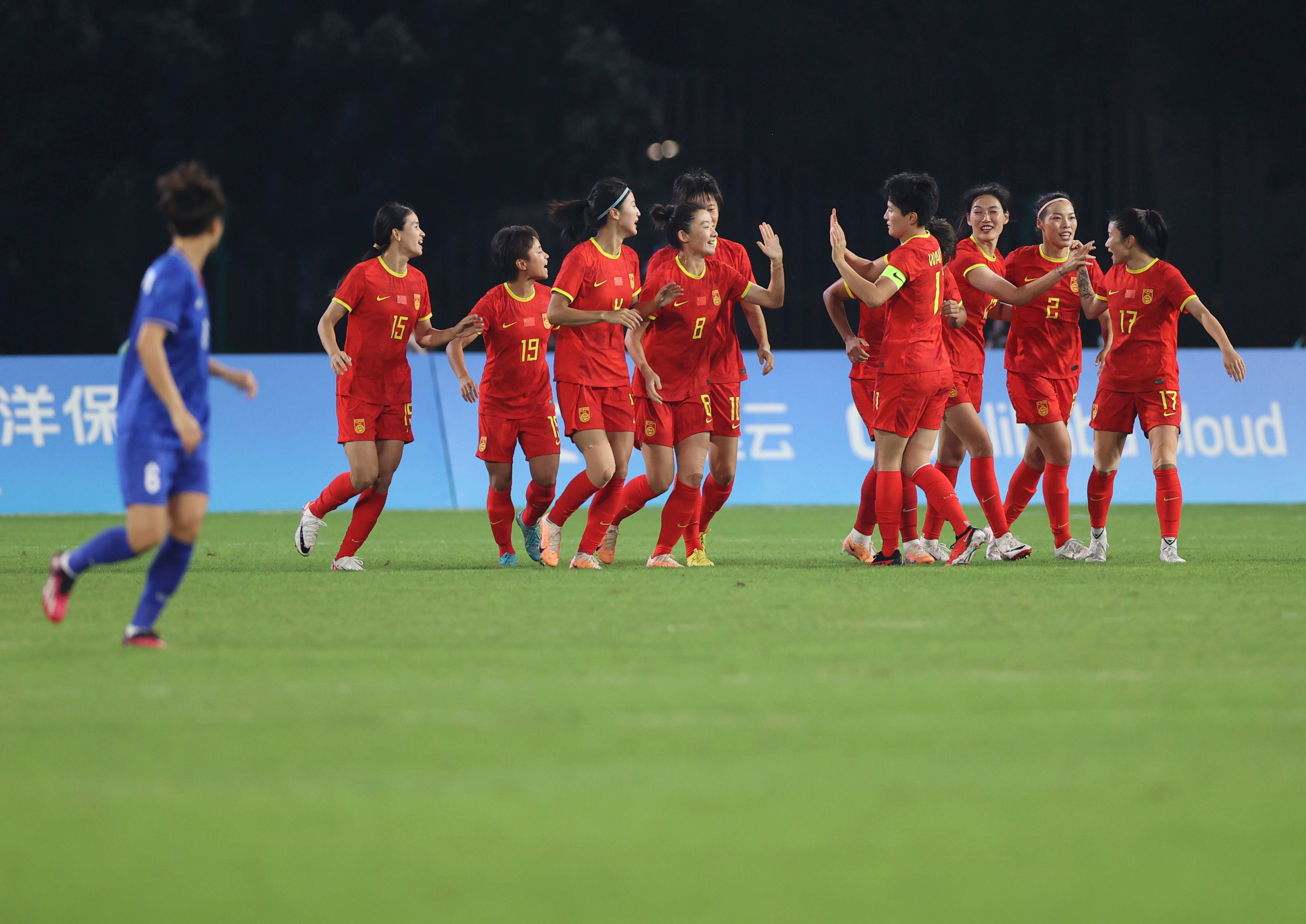 中国女足赢得胜利，晋级比赛下一轮
