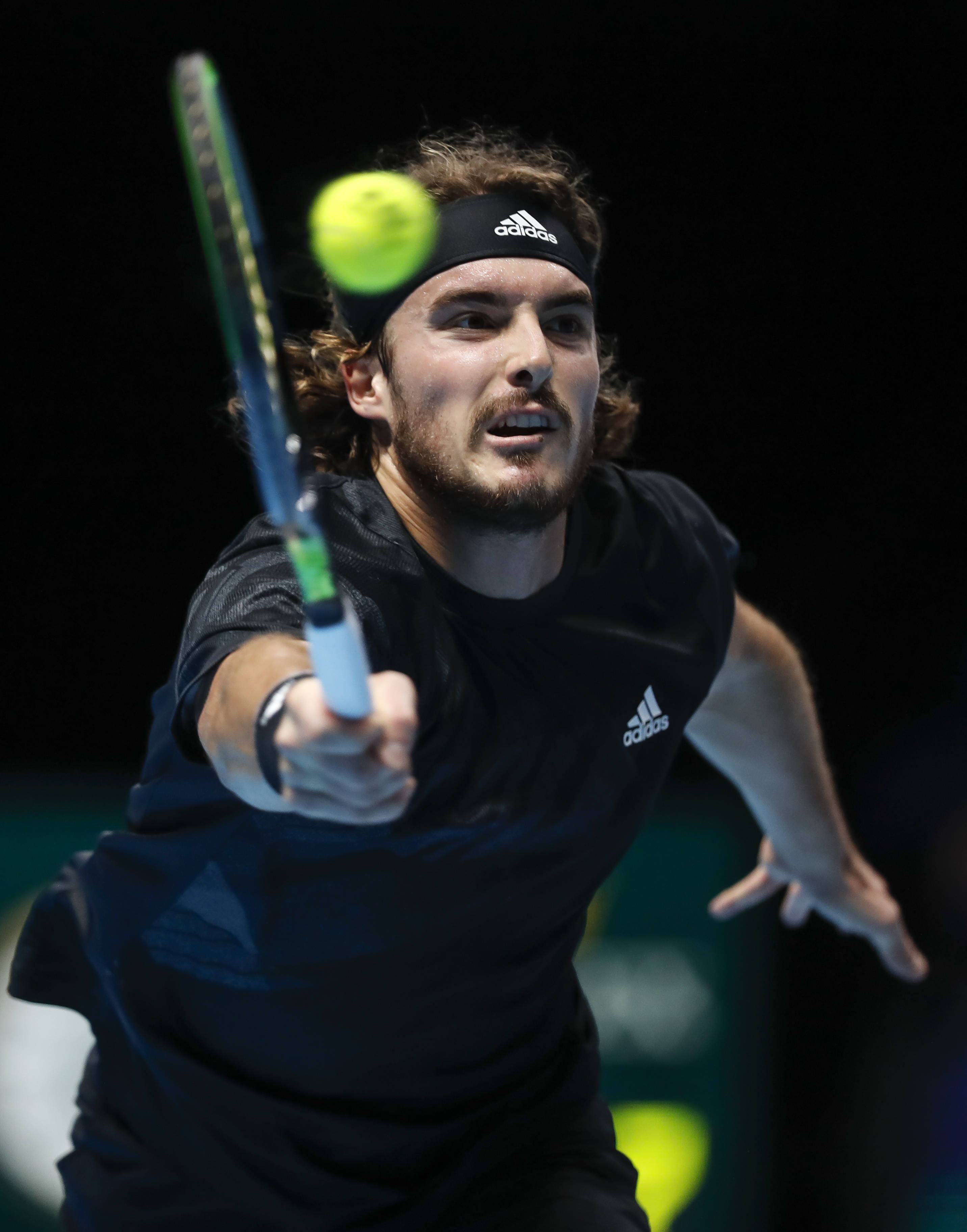 西班牙网球队轻取英国网球队，西西帕斯统治全场的简单介绍