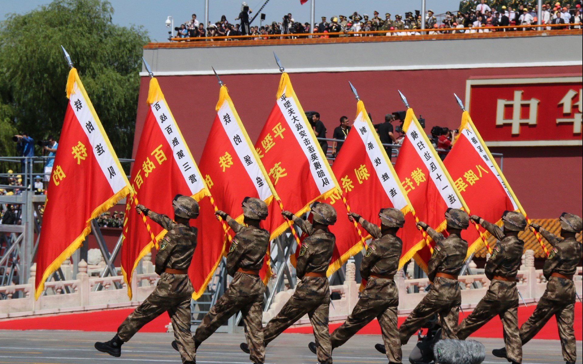 尼克斯的铁血节奏钳制篮网，切特在季后赛舞台初露主宰锋芒