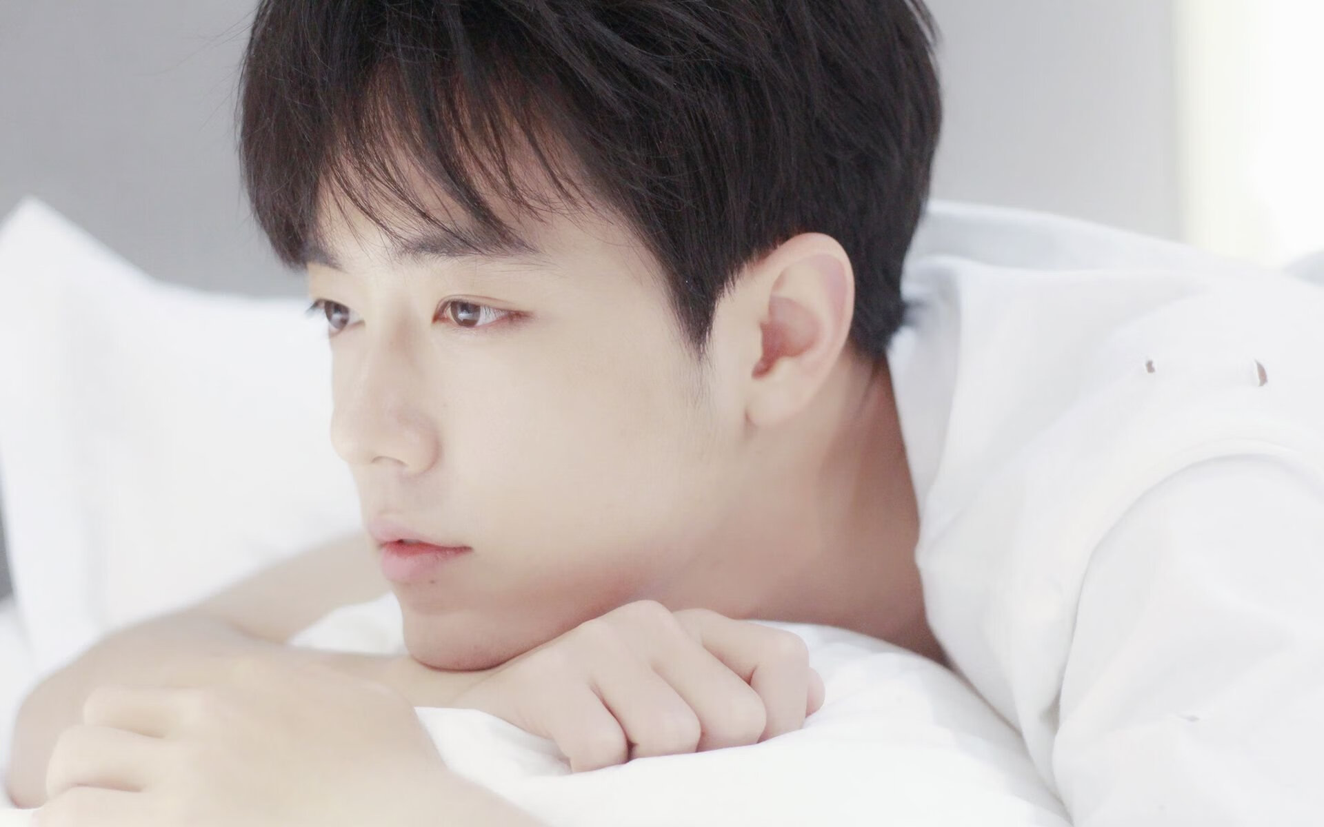 深圳队斩落尼克斯，当东方新锐与NBA巨人碰撞，拉文在世纪焦点战中证明自我